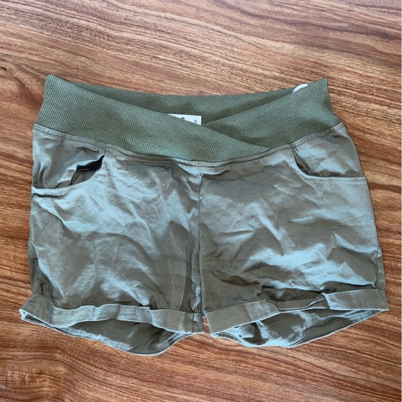 Maacie maternity shorts - Picture 1 of 3